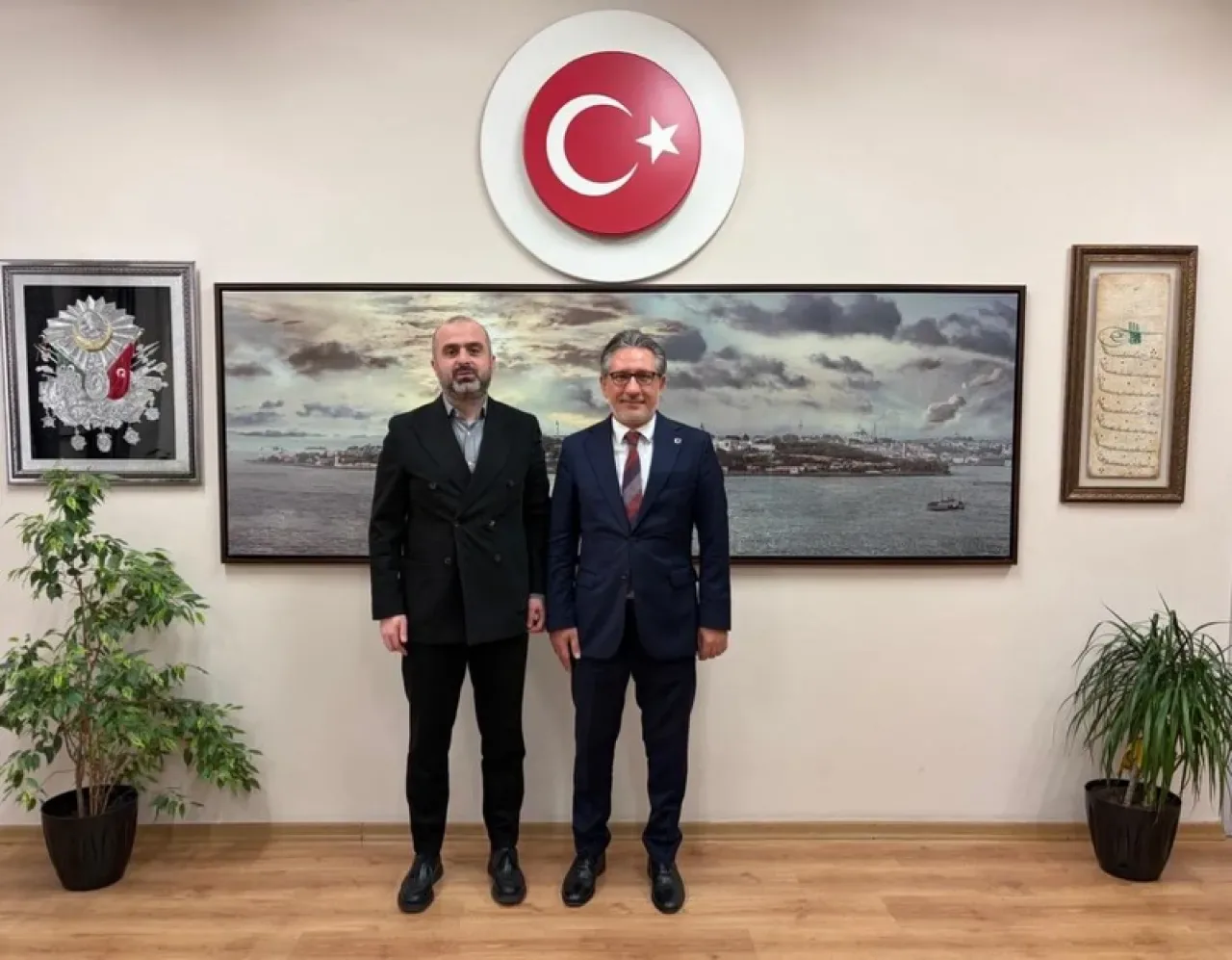 AK Parti Fatih İlçe Başkanı, İlçe Milli Eğitim Müdürü'nü Öğretmenler Günü'nde Ziyaret Etti AK Parti Fatih İlçe Başkanı, İlçe Milli Eğitim Müdürü'nü Öğretmenler Günü'nde Ziyaret Etti