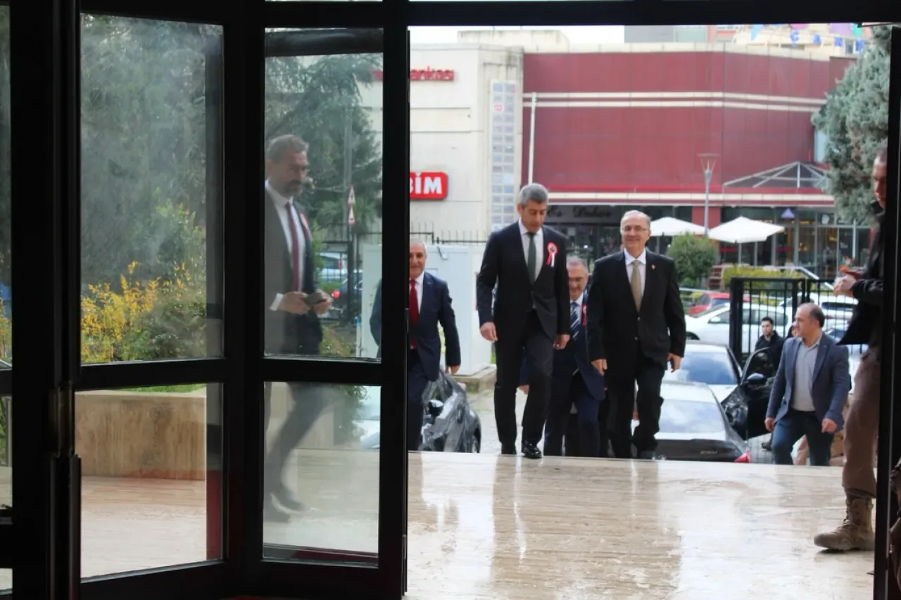 Ataşehir'de 24 Kasım Öğretmenler Günü Coşkuyla Kutlandı Ataşehir'de 24 Kasım Öğretmenler Günü Coşkuyla Kutlandı