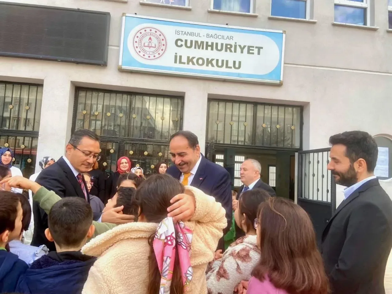 Bağcılar Kaymakamı Öğretmenler Günü'nde Cumhuriyet İlkokulu'nu Ziyaret Etti Bağcılar Kaymakamı Öğretmenler Günü'nde Cumhuriyet İlkokulu'nu Ziyaret Etti