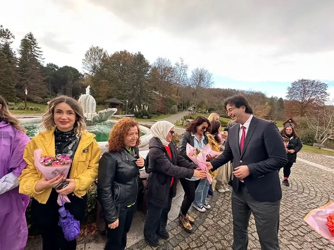 Sarıyer'de Öğretmenler Günü Doğa Yürüyüşü ve Fotoğraf Buluşması ile Kutlandı Sarıyer'de Öğretmenler Günü Doğa Yürüyüşü ve Fotoğraf Buluşması ile Kutlandı