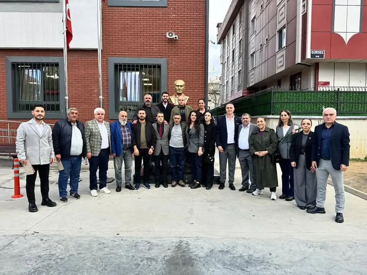CHP Sultangazi'den Öğretmenler Günü'nde Anlamlı Ziyaret CHP Sultangazi'den Öğretmenler Günü'nde Anlamlı Ziyaret