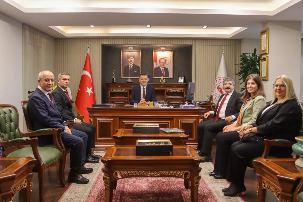 Öğretmenler Günü'nde Beykoz Kaymakamı'na Anlamlı Ziyaret Öğretmenler Günü'nde Beykoz Kaymakamı'na Anlamlı Ziyaret