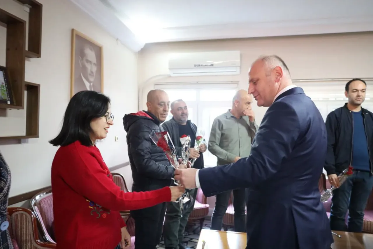 Bursa Yenişehir'de 24 Kasım Öğretmenler Günü Coşkusu Bursa Yenişehir'de 24 Kasım Öğretmenler Günü Coşkusu