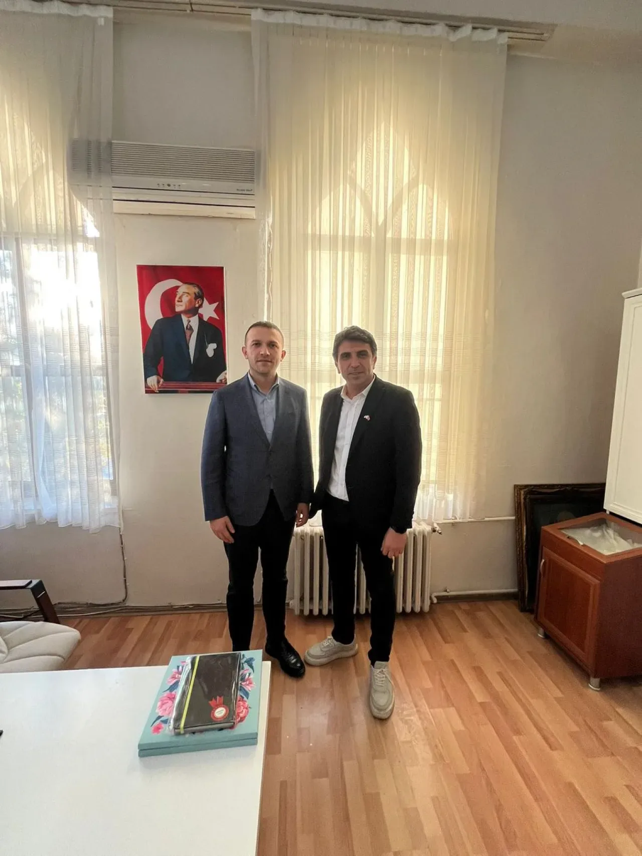 AK Parti Beyoğlu İlçe Başkanı Kasım Fırat, Öğretmenler Günü'nde Mezun Olduğu Okulu Ziyaret Etti AK Parti Beyoğlu İlçe Başkanı Kasım Fırat, Öğretmenler Günü'nde Mezun Olduğu Okulu Ziyaret Etti