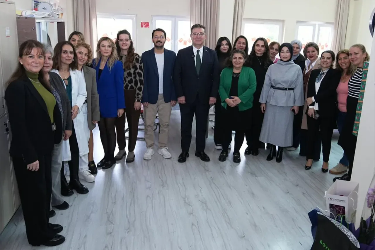 Sarıyer Belediye Başkanı Aksu, Öğretmenler Günü'nde Okul Ziyareti Gerçekleştirdi Sarıyer Belediye Başkanı Aksu, Öğretmenler Günü'nde Okul Ziyareti Gerçekleştirdi