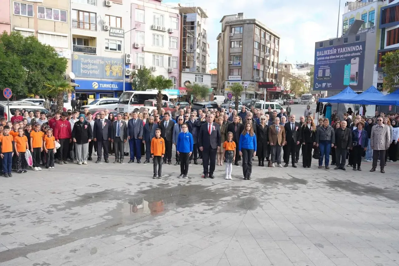 Burhaniye'de 24 Kasım Öğretmenler Günü Çelenk Töreni Düzenlendi Burhaniye'de 24 Kasım Öğretmenler Günü Çelenk Töreni Düzenlendi