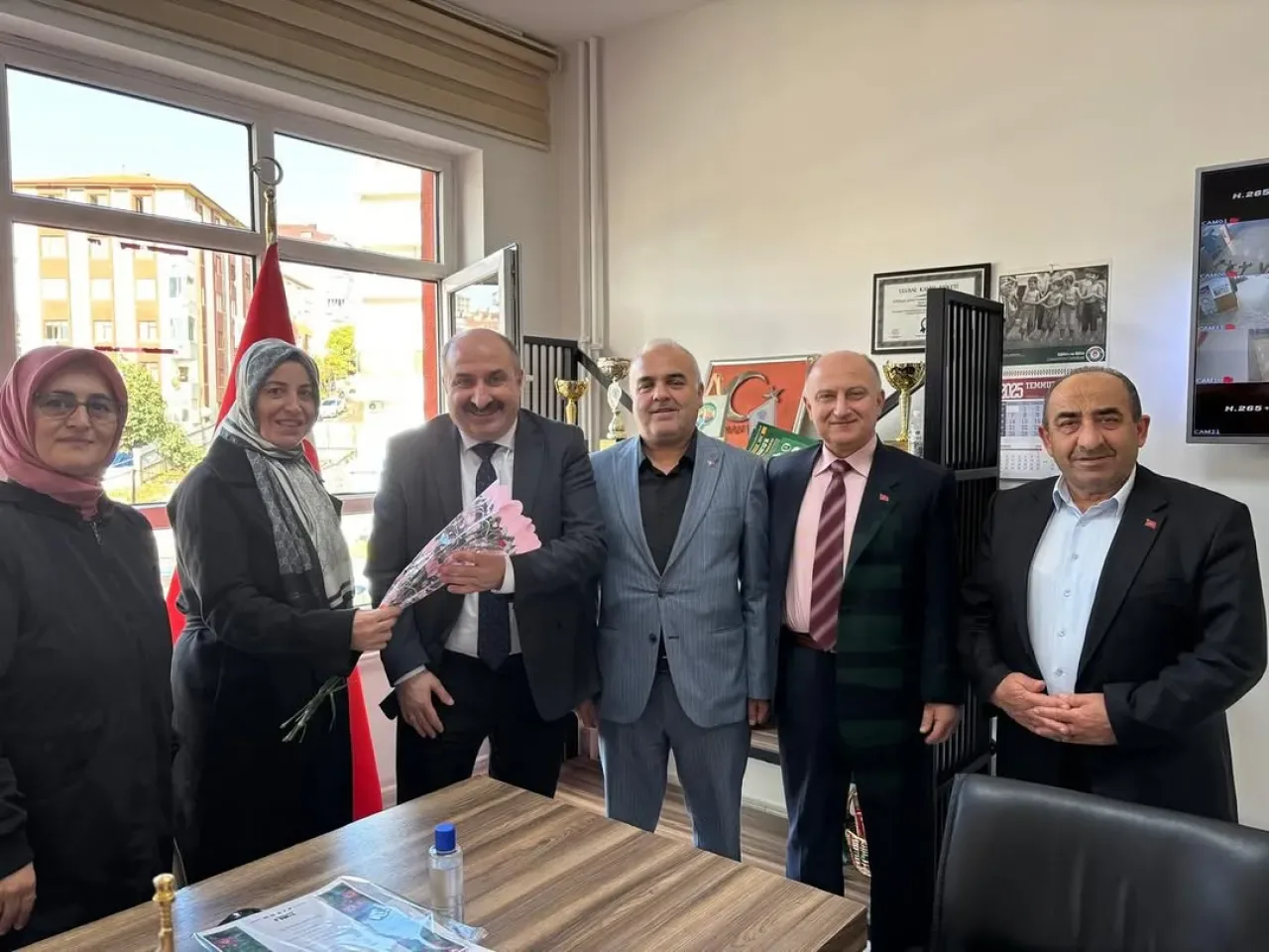 Ümraniye AK Parti Teşkilatı, Öğretmenler Günü'nde Okul Ziyaretlerinde Bulundu Ümraniye AK Parti Teşkilatı, Öğretmenler Günü'nde Okul Ziyaretlerinde Bulundu