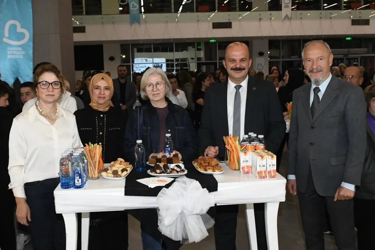Altıeylül Belediye Başkan Yardımcısı, Büyükşehir'in Öğretmenler Günü Etkinliklerine Katıldı Altıeylül Belediye Başkan Yardımcısı, Büyükşehir'in Öğretmenler Günü Etkinliklerine Katıldı