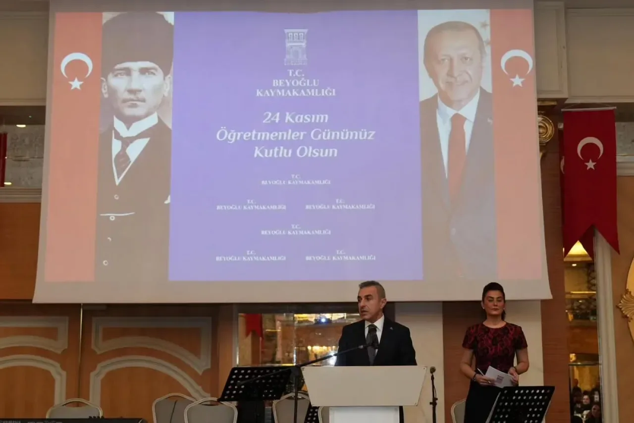 Beyoğlu'nda 24 Kasım Öğretmenler Günü Coşkuyla Kutlandı Beyoğlu'nda 24 Kasım Öğretmenler Günü Coşkuyla Kutlandı