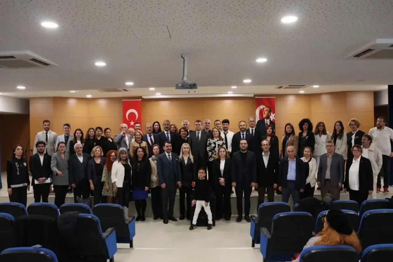 CHP Adalar, 24 Kasım Öğretmenler Günü'nde Tüm Okulları Ziyaret Etti CHP Adalar, 24 Kasım Öğretmenler Günü'nde Tüm Okulları Ziyaret Etti