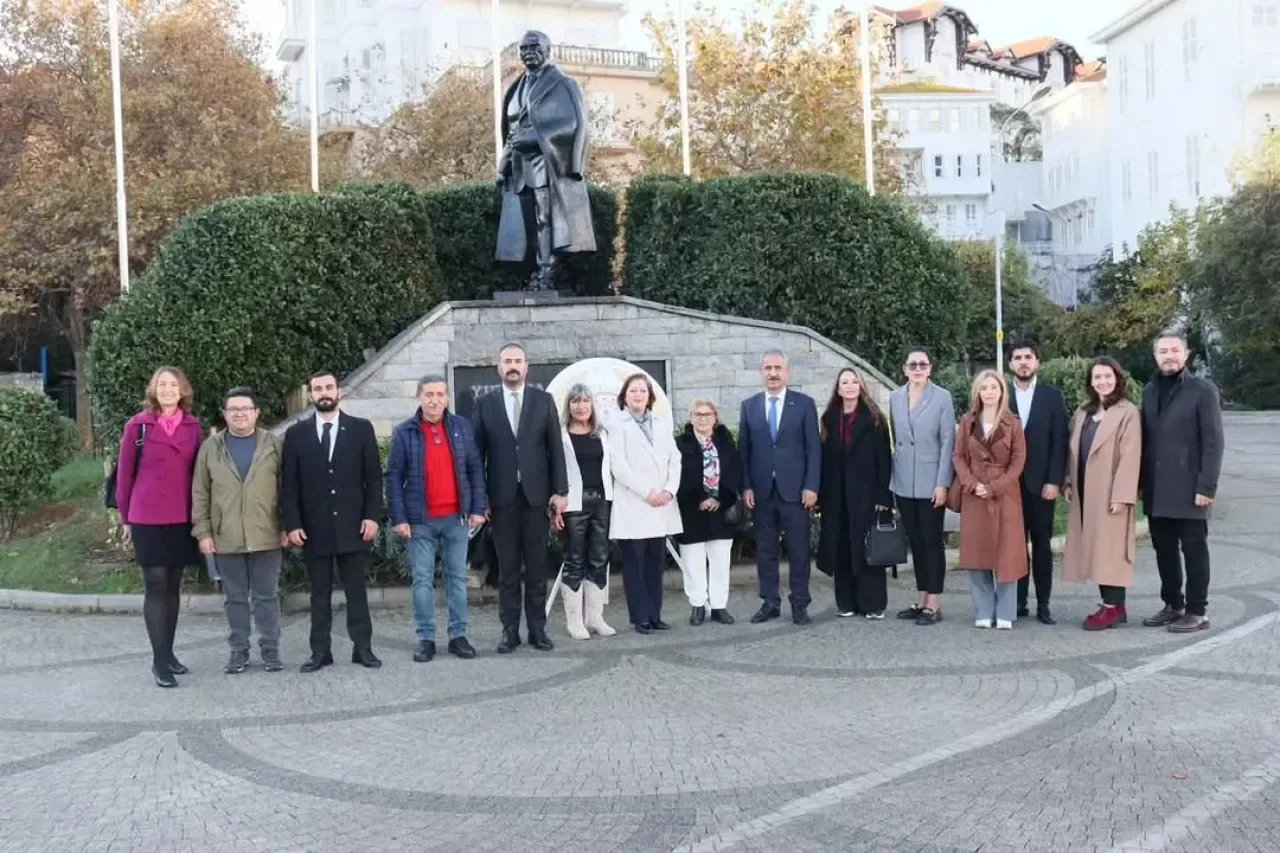 Cumhuriyet'in Işığını Taşıyanlar: Adalar'da 24 Kasım Öğretmenler Günü Töreni Cumhuriyet'in Işığını Taşıyanlar: Adalar'da 24 Kasım Öğretmenler Günü Töreni