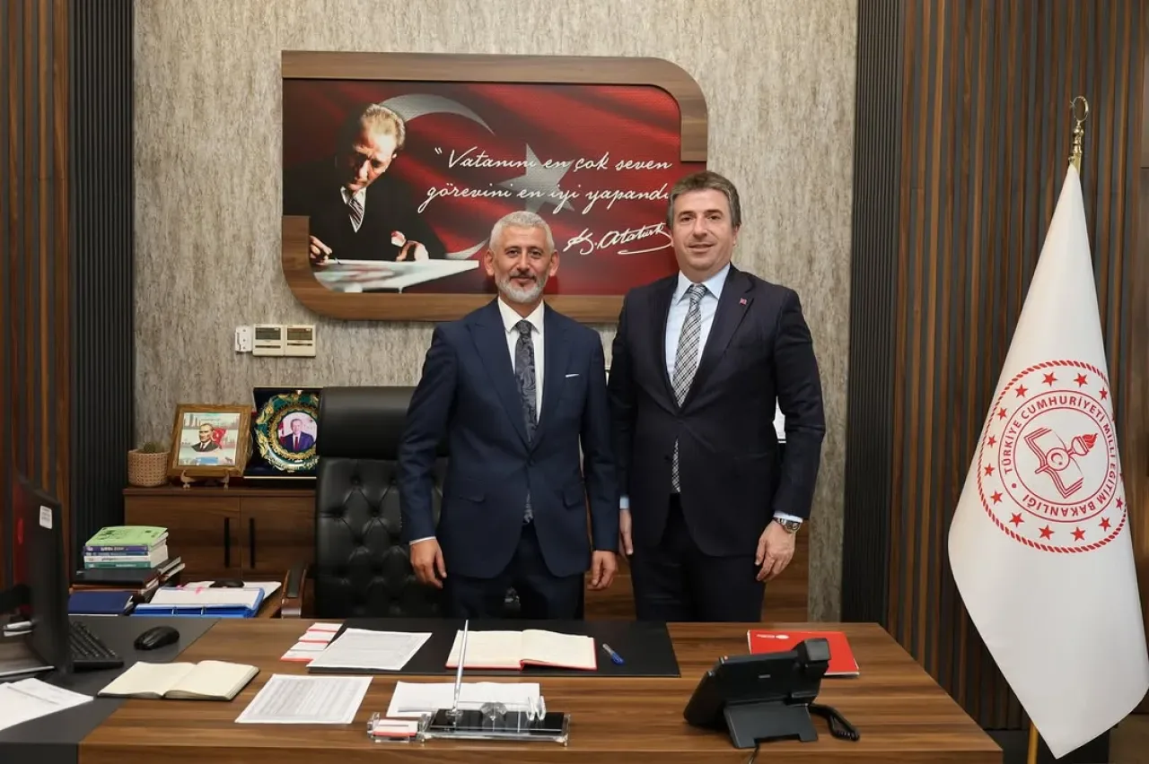 Çatalca Belediye Başkanı Erhan Güzel, Öğretmenler Günü'nde İlçe Milli Eğitim Müdürü'nü Ziyaret Etti Çatalca Belediye Başkanı Erhan Güzel, Öğretmenler Günü'nde İlçe Milli Eğitim Müdürü'nü Ziyaret Etti