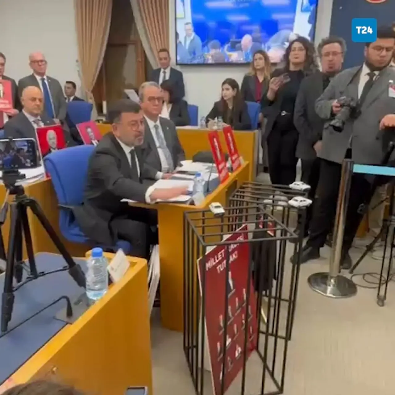 CHP Milletvekilleri, TBMM'deki Bütçe Görüşmelerine Güvenlik Önlemi Nedeniyle Katıldı CHP Milletvekilleri, TBMM'deki Bütçe Görüşmelerine Güvenlik Önlemi Nedeniyle Katıldı