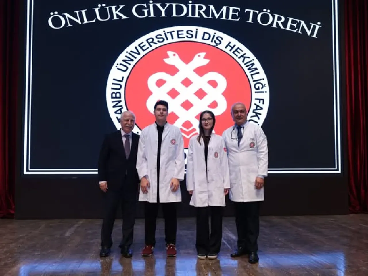 İstanbul Üniversitesi Diş Hekimliği Fakültesi'nde Anlamlı Önlük Giydirme Töreni İstanbul Üniversitesi Diş Hekimliği Fakültesi'nde Anlamlı Önlük Giydirme Töreni