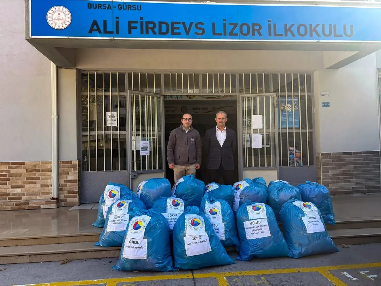 Bursa Ticaret Borsası'ndan 17 İlçedeki Öğrencilere Kışlık Mont Desteği Bursa Ticaret Borsası'ndan 17 İlçedeki Öğrencilere Kışlık Mont Desteği