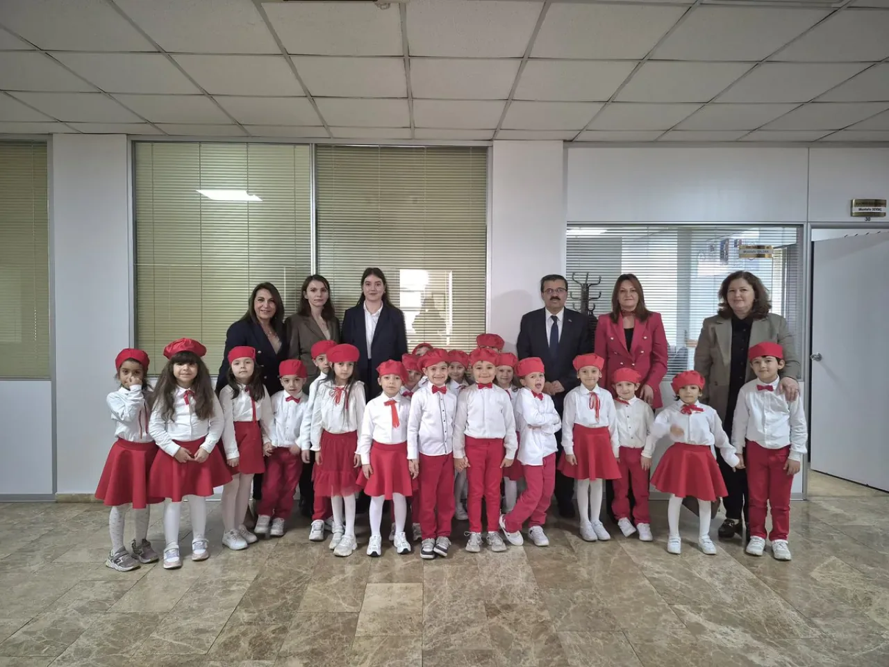 Vatan Anaokulu Öğrencilerinden Yıldırım İlçe Milli Eğitim Müdürlüğü'ne 24 Kasım Ziyareti Vatan Anaokulu Öğrencilerinden Yıldırım İlçe Milli Eğitim Müdürlüğü'ne 24 Kasım Ziyareti