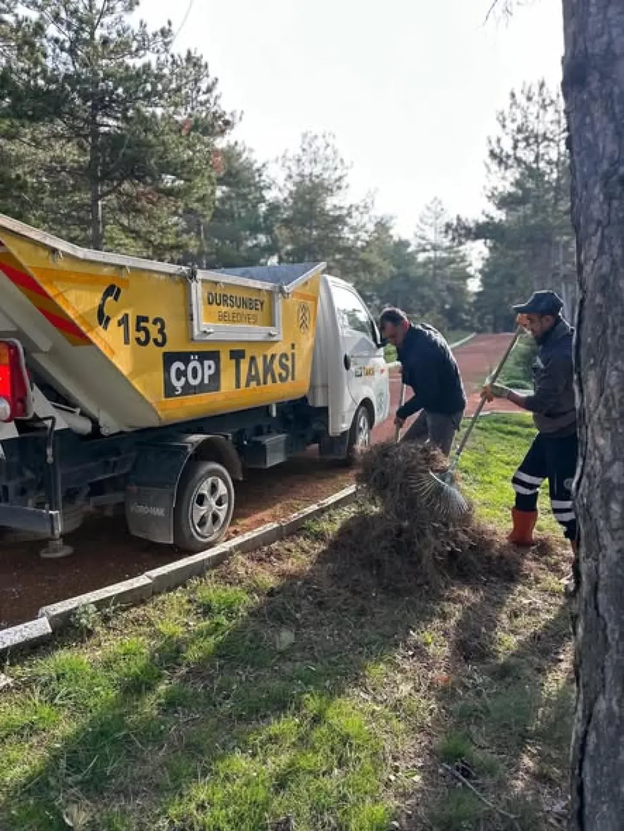 Dursunbey Belediyesi, İlçenin Park ve Sokaklarında Temizlik Seferberliği Başlattı Dursunbey Belediyesi, İlçenin Park ve Sokaklarında Temizlik Seferberliği Başlattı