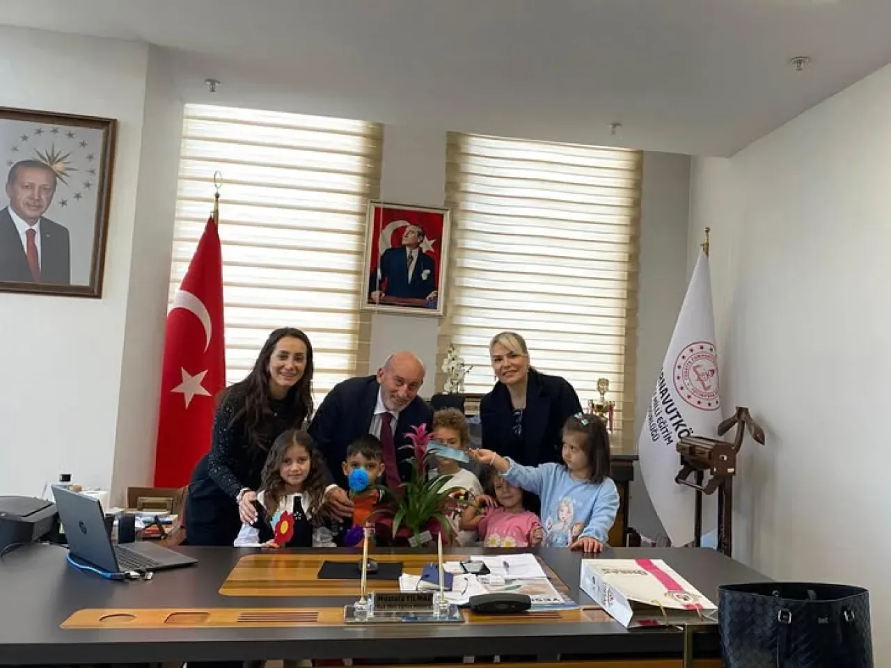 Suatlar Anaokulu Öğretmenler Günü'nde İlçe Milli Eğitim Müdürü'nü Ziyaret Etti Suatlar Anaokulu Öğretmenler Günü'nde İlçe Milli Eğitim Müdürü'nü Ziyaret Etti