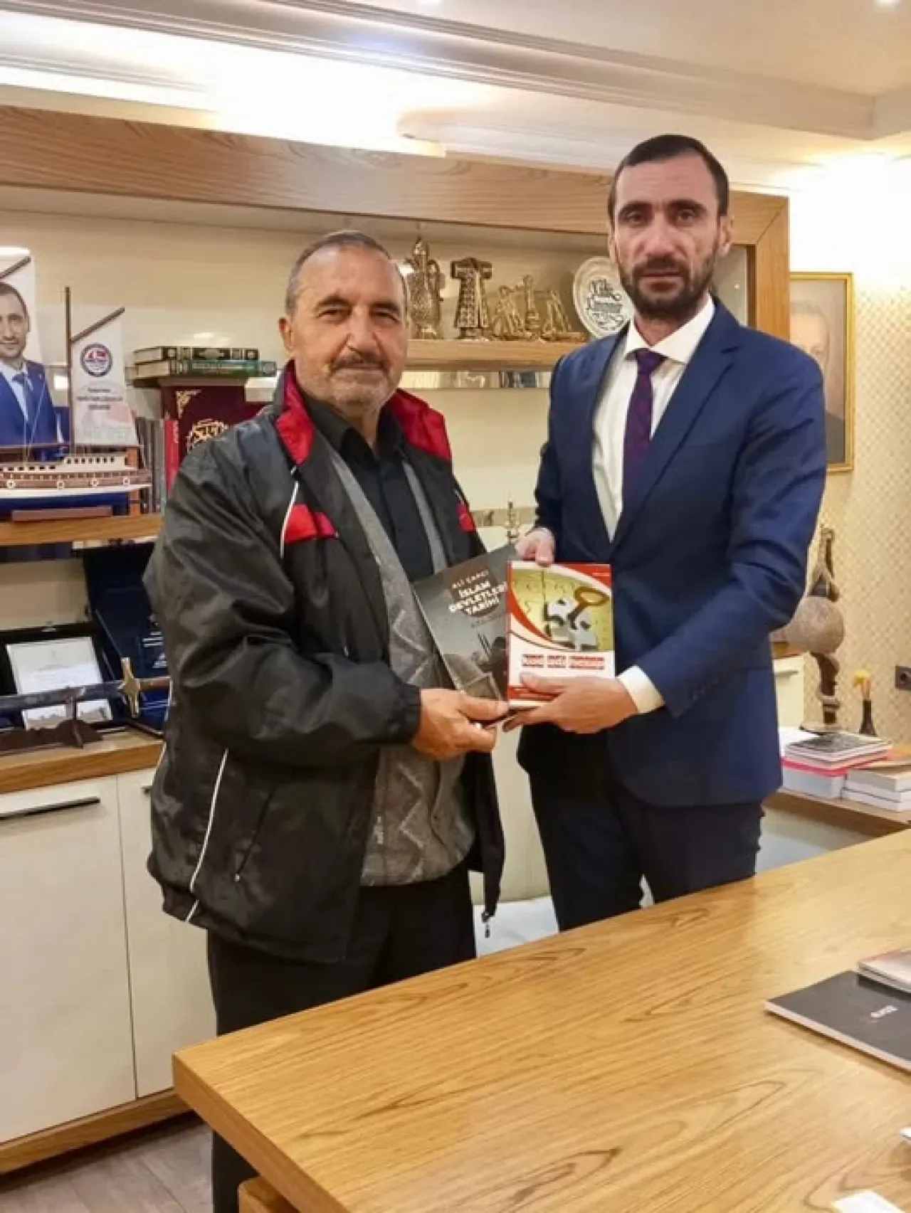 AK Parti Keçiören İlçe Başkanı Kadir Karapınar'dan Eski Belediye Başkanı Ali Çapcı'ya Ziyaret AK Parti Keçiören İlçe Başkanı Kadir Karapınar'dan Eski Belediye Başkanı Ali Çapcı'ya Ziyaret