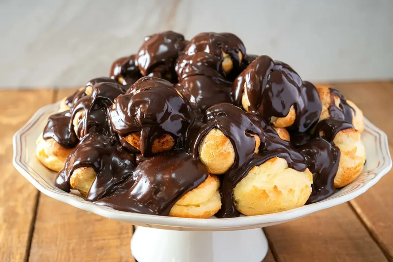 Bursa'da Okulda Satılan Tarihi Geçmiş Profiterol Tatlısı 8 Öğrenciyi Hastanelik Etti Bursa'da Okulda Satılan Tarihi Geçmiş Profiterol Tatlısı 8 Öğrenciyi Hastanelik Etti