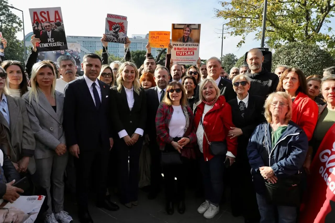 İstanbul'da Siyasi Tutsak Aileleri Dayanışma Buluşması Düzenlendi İstanbul'da Siyasi Tutsak Aileleri Dayanışma Buluşması Düzenlendi