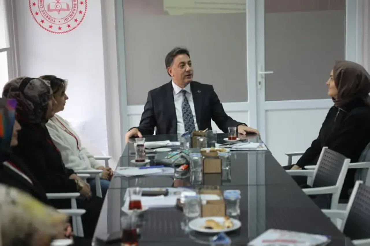 Develi'de Hanımeli Kafe'deki Kursiyerler "Geliştiren Anne Baba" Kitabıyla Buluştu Develi'de Hanımeli Kafe'deki Kursiyerler "Geliştiren Anne Baba" Kitabıyla Buluştu