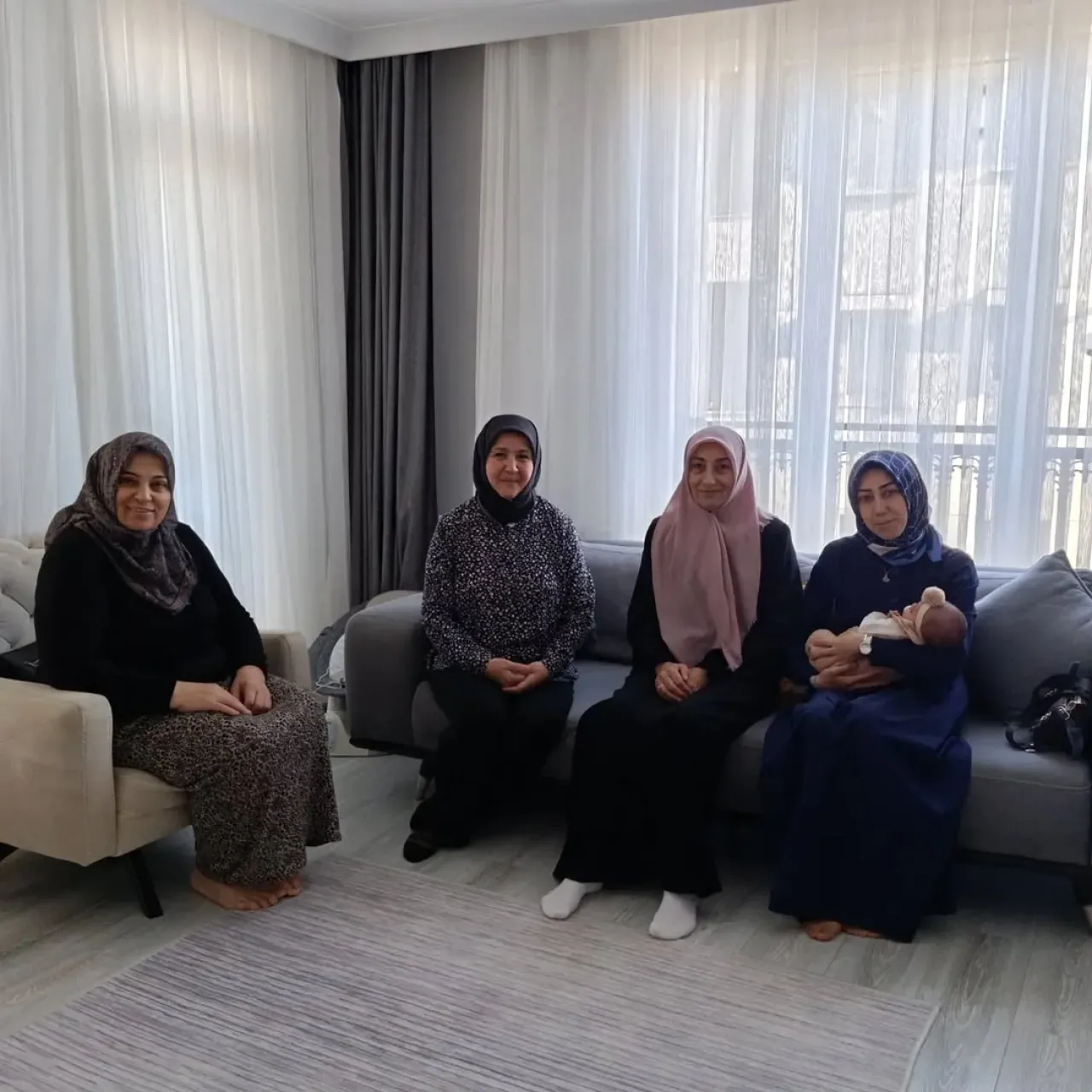 AK Parti Kadın Kolları Avcılar'dan Yeni Doğan Bebek için Hayırlı Olsun Ziyareti AK Parti Kadın Kolları Avcılar'dan Yeni Doğan Bebek için Hayırlı Olsun Ziyareti