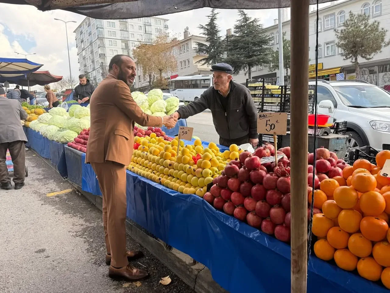 MHP Yenimahalle Yönetimi Suadiye Semt Pazarı Esnafını Ziyaret Etti MHP Yenimahalle Yönetimi Suadiye Semt Pazarı Esnafını Ziyaret Etti