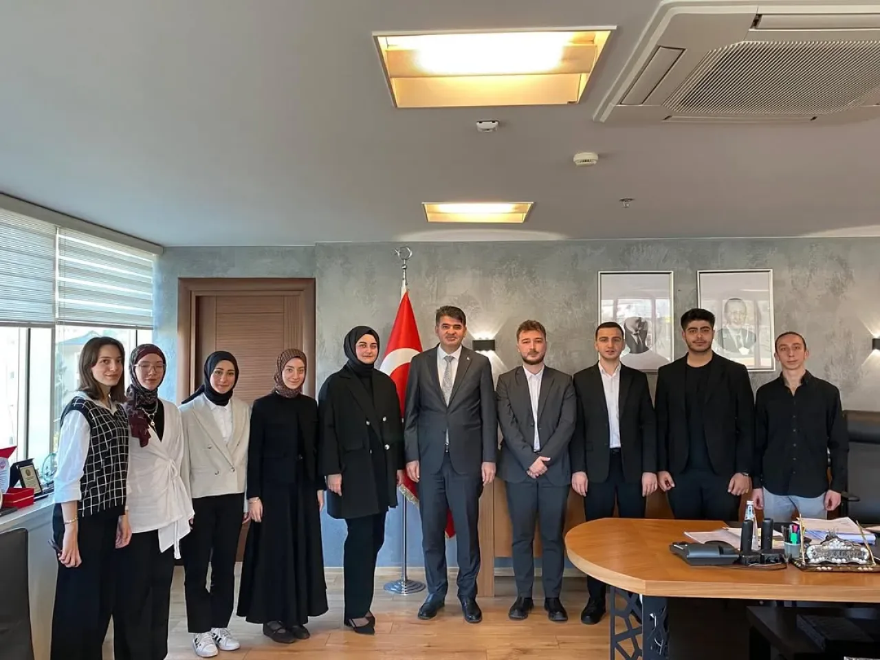 AK Parti Sarıyer Gençlik Kolları Başkanı Pelin Hakyemez, Kaymakam Ömer Kalaylı'yı Ziyaret Etti AK Parti Sarıyer Gençlik Kolları Başkanı Pelin Hakyemez, Kaymakam Ömer Kalaylı'yı Ziyaret Etti