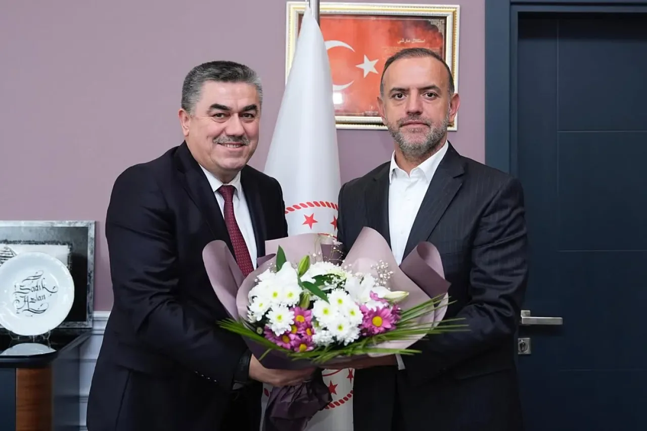 Sancaktepe Belediye Başkanı Alper Yeğin, Öğretmenler Günü'nde Milli Eğitim Müdürü'nü Ziyaret Etti Sancaktepe Belediye Başkanı Alper Yeğin, Öğretmenler Günü'nde Milli Eğitim Müdürü'nü Ziyaret Etti
