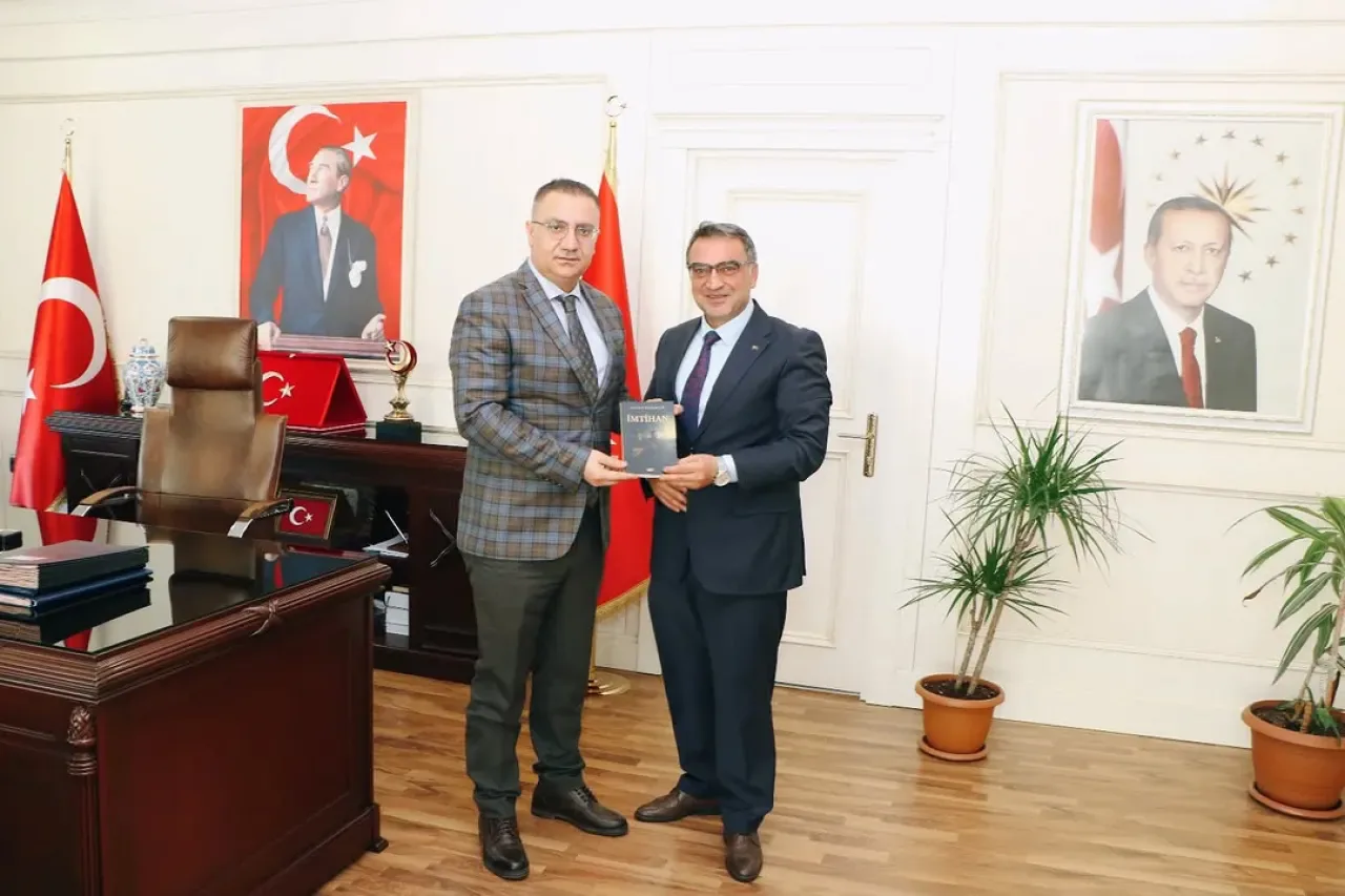 Sancaktepe İlçe Milli Eğitim Şube Müdürü Oluver Öztürkler, "İmtihan" Adlı Kitabını Kaymakam Yavuz'a Takdim Etti Sancaktepe İlçe Milli Eğitim Şube Müdürü Oluver Öztürkler, "İmtihan" Adlı Kitabını Kaymakam Yavuz'a Takdim Etti