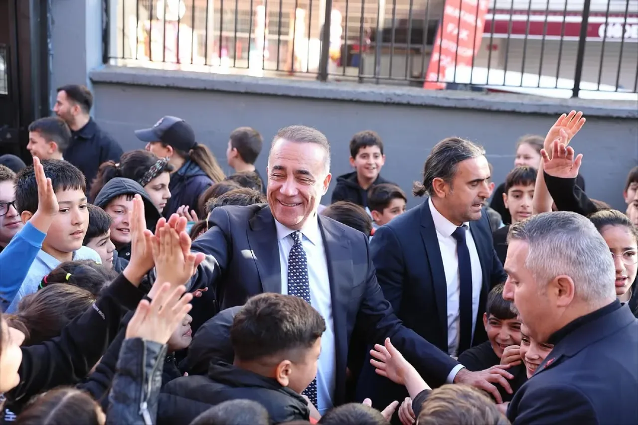 Sultangazi Belediye Başkanı, Öğretmenler Günü'nde Aslangazi Ortaokulu'nda Eğitimcilerle Buluştu Sultangazi Belediye Başkanı, Öğretmenler Günü'nde Aslangazi Ortaokulu'nda Eğitimcilerle Buluştu