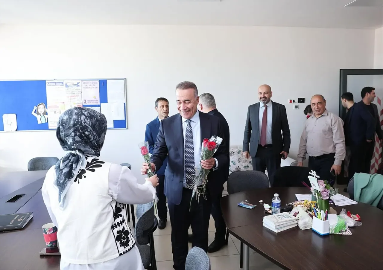Sultangazi Belediye Başkanı Öğretmenler Günü'nde Mehmet Altun Ortaokulu'nu Ziyaret Etti Sultangazi Belediye Başkanı Öğretmenler Günü'nde Mehmet Altun Ortaokulu'nu Ziyaret Etti