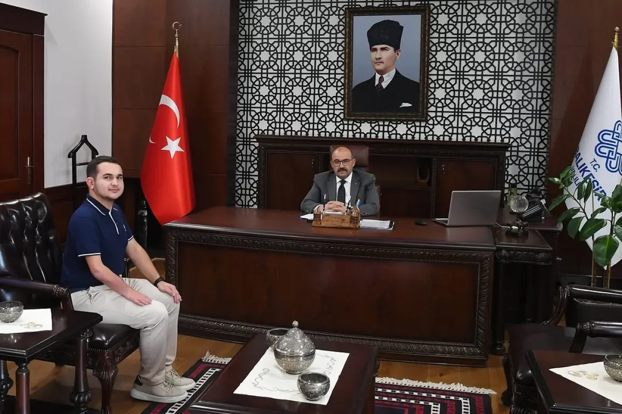 Engelli Milli Sporcu Can Adalı Yıldız, Balıkesir Valisi'ni Ziyaret Etti Engelli Milli Sporcu Can Adalı Yıldız, Balıkesir Valisi'ni Ziyaret Etti