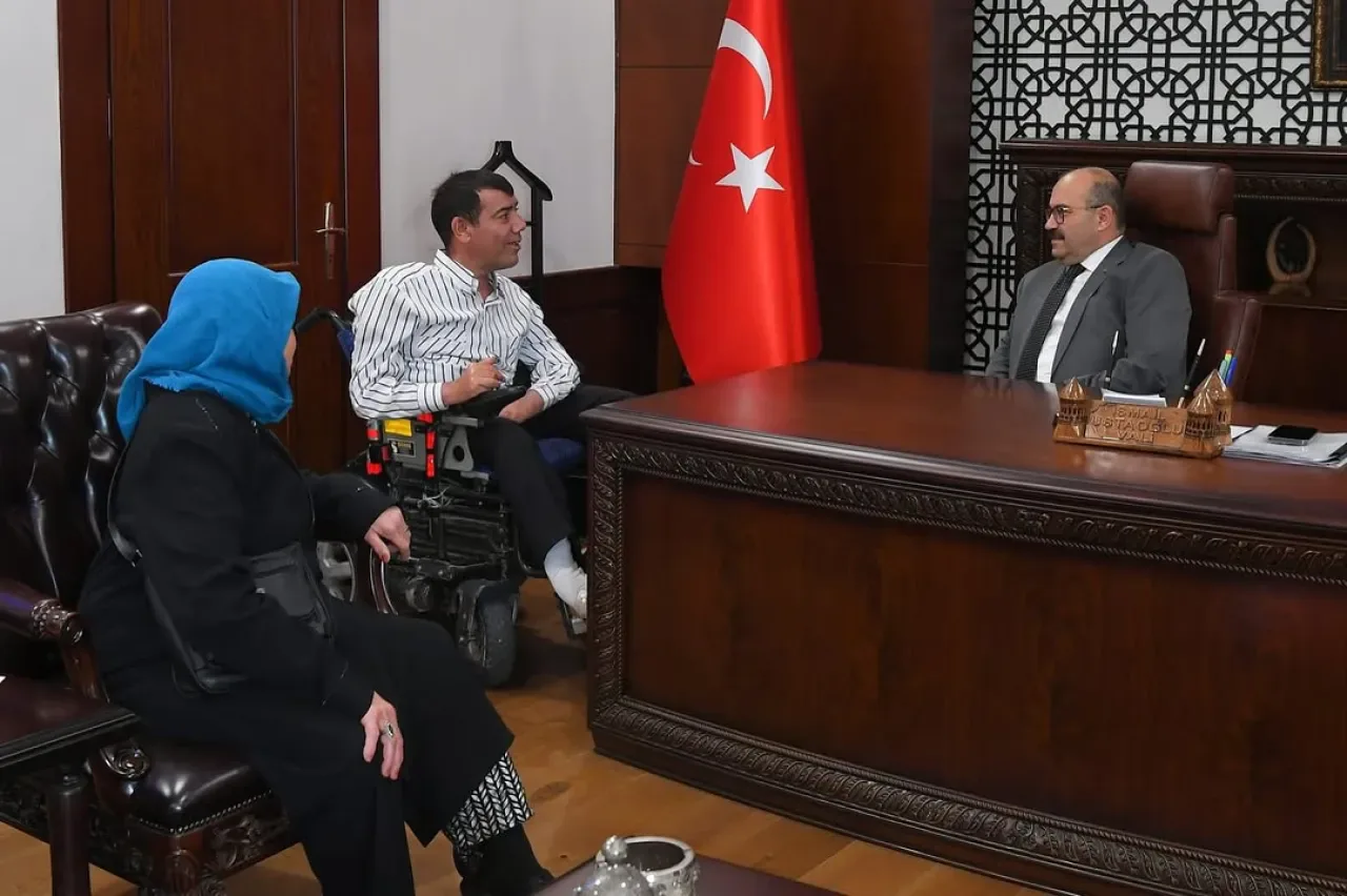Engelli Vatandaş Vali İsmail Ustaoğlu'nu Ziyaret Etti Engelli Vatandaş Vali İsmail Ustaoğlu'nu Ziyaret Etti