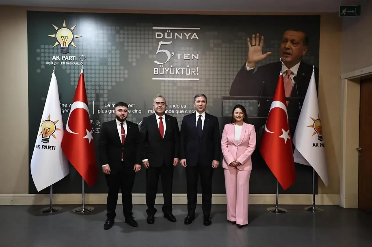 AK Partili Milletvekili Sırakaya, Londra'da Türk Toplumu Temsilcileriyle Görüştü AK Partili Milletvekili Sırakaya, Londra'da Türk Toplumu Temsilcileriyle Görüştü