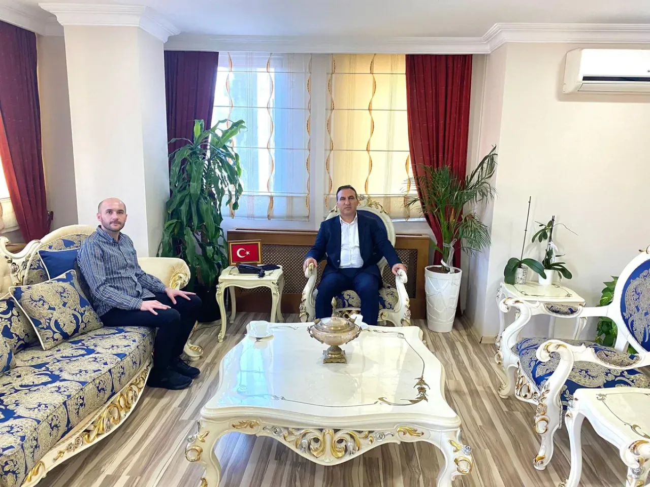 Büyükçekmece'ye Eğitim Desteği: Tzu Chi Vakfı Başkanı Hakan Uslanmaz Kaymakam Tuna'yı Ziyaret Etti Büyükçekmece'ye Eğitim Desteği: Tzu Chi Vakfı Başkanı Hakan Uslanmaz Kaymakam Tuna'yı Ziyaret Etti