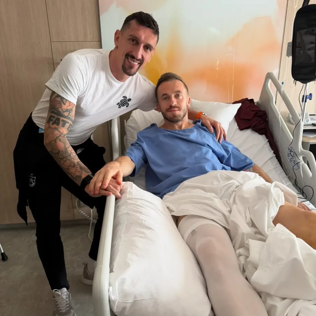 Başakşehirli Edin Visca'ya Stefan Savic'ten Anlamlı Ziyaret Başakşehirli Edin Visca'ya Stefan Savic'ten Anlamlı Ziyaret