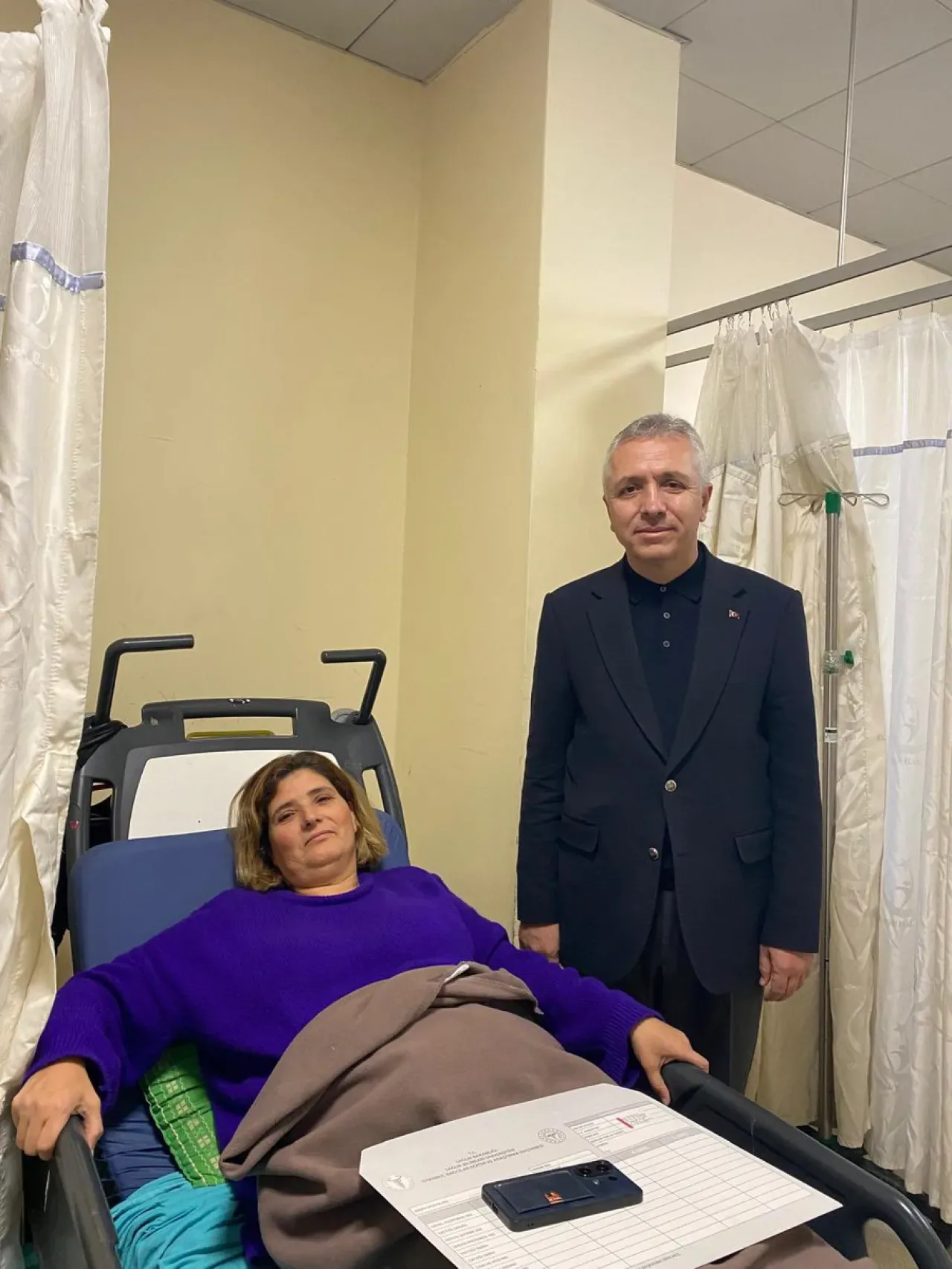 AK Parti Esenler İlçe Başkan Yardımcısı Canan Altın Barbaros Öğretmenler Günü Ziyaretinde Ayağını Kırdı AK Parti Esenler İlçe Başkan Yardımcısı Canan Altın Barbaros Öğretmenler Günü Ziyaretinde Ayağını Kırdı