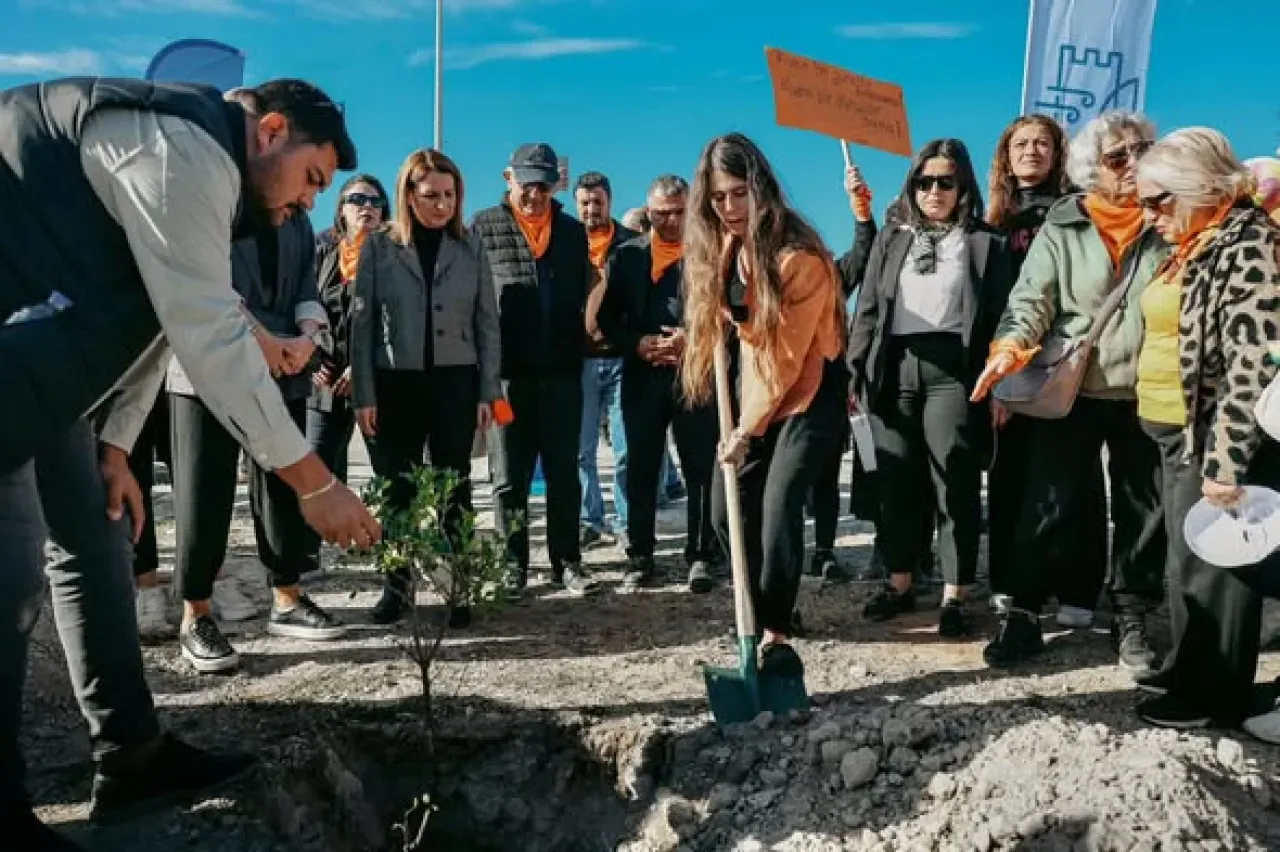 Çeşme'de 411 Kadın Anısına Fidanlar Toprakla Buluştu Çeşme'de 411 Kadın Anısına Fidanlar Toprakla Buluştu