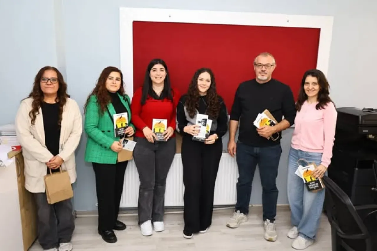 Selçuk Belediyesi, Öğretmenler Günü'nde Öğretmenlere "Beyaz Zambaklar Ülkesinde" Kitabını Hediye Etti Selçuk Belediyesi, Öğretmenler Günü'nde Öğretmenlere "Beyaz Zambaklar Ülkesinde" Kitabını Hediye Etti