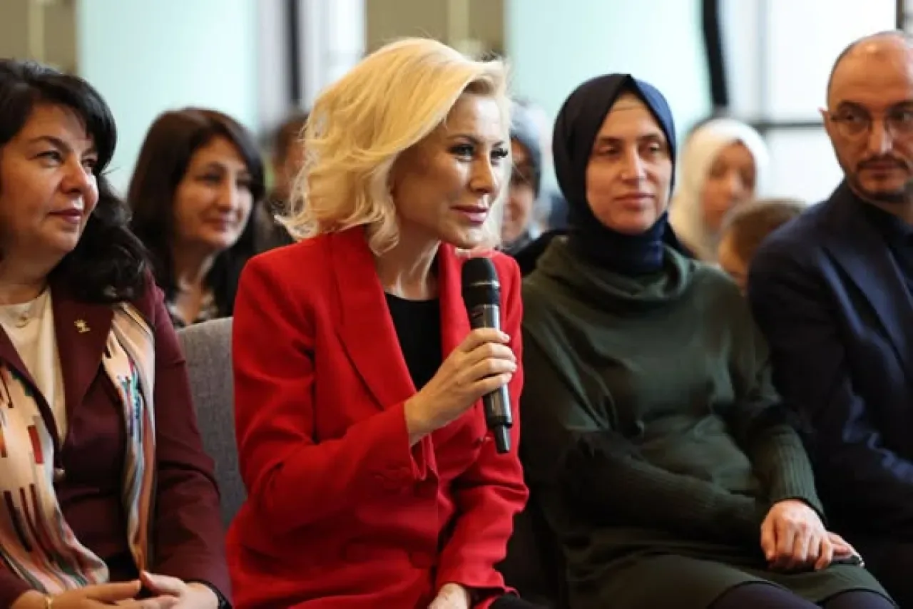 AK Parti Kütüphane Sohbetleri'nde Mustafa Şen Bilgi ve Tecrübelerini Gençlerle Paylaştı AK Parti Kütüphane Sohbetleri'nde Mustafa Şen Bilgi ve Tecrübelerini Gençlerle Paylaştı