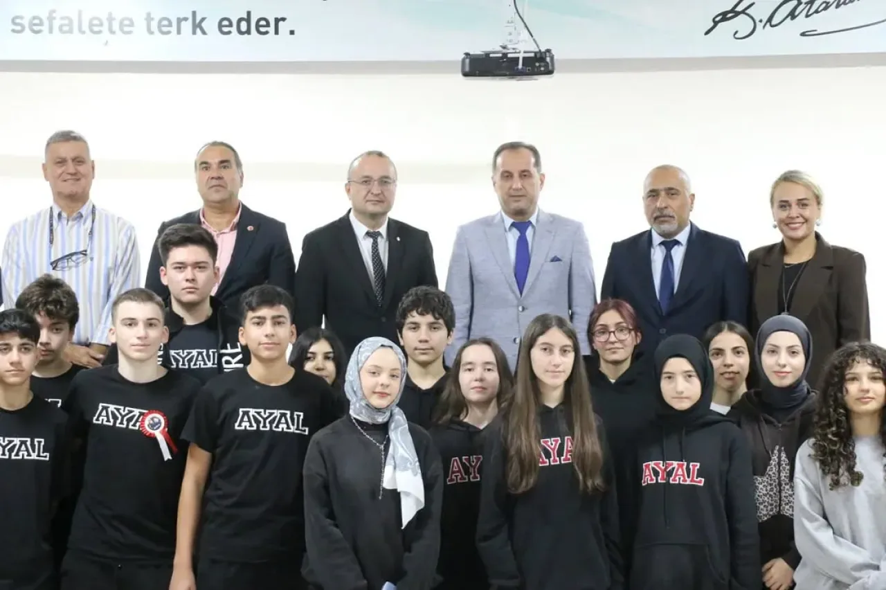 Denizcilik ve Edebiyat Buluştu: Kelimelerin Rotası Projesi Tuzla'da Gerçekleşti Denizcilik ve Edebiyat Buluştu: Kelimelerin Rotası Projesi Tuzla'da Gerçekleşti