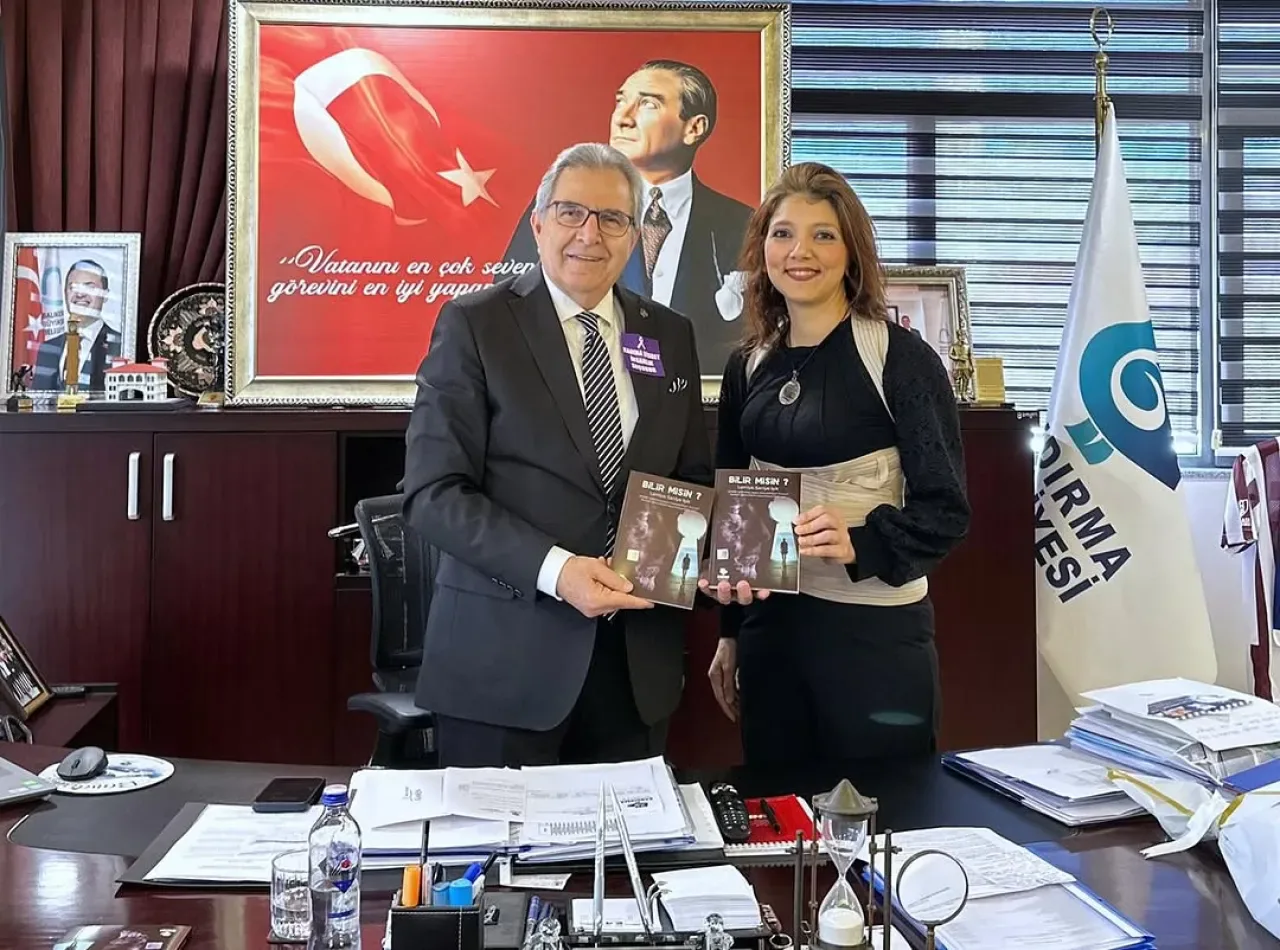 Bandırmalı Şair Lamiye Saniye Işık'ın Şiir Kitabı Yayımlandı Bandırmalı Şair Lamiye Saniye Işık'ın Şiir Kitabı Yayımlandı