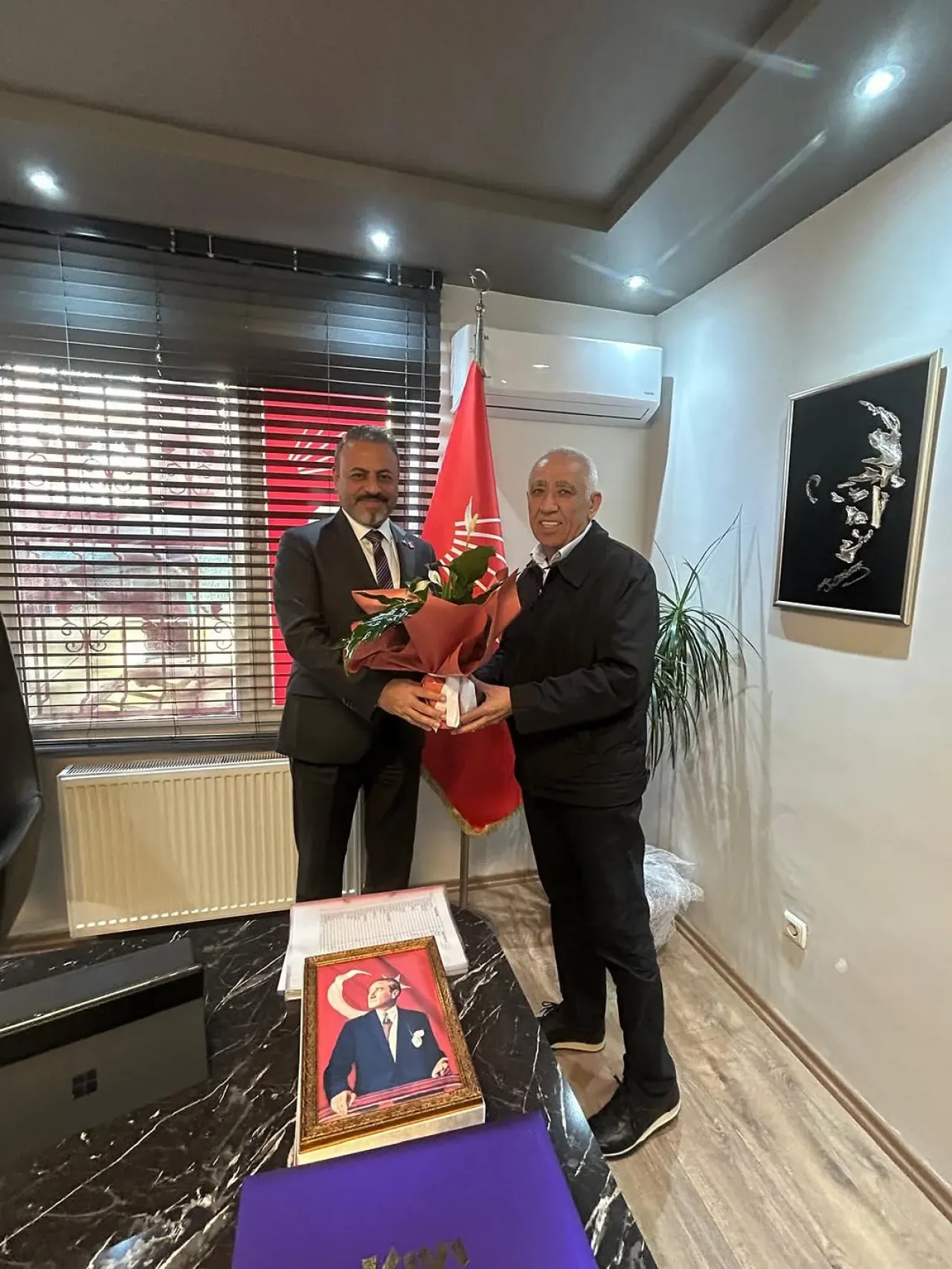 Ümraniye CHP'de Teşekkür Ziyareti: Madenler Mahalle Yönetimi İlçe Başkanı'nı Ziyaret Etti Ümraniye CHP'de Teşekkür Ziyareti: Madenler Mahalle Yönetimi İlçe Başkanı'nı Ziyaret Etti