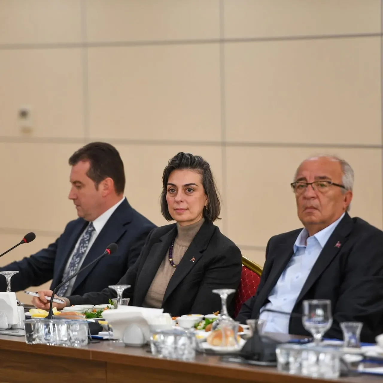 İstanbul'un Yerel Yönetim Gündemi CHP'li Belediye Başkanları ile Masaya Yatırıldı İstanbul'un Yerel Yönetim Gündemi CHP'li Belediye Başkanları ile Masaya Yatırıldı