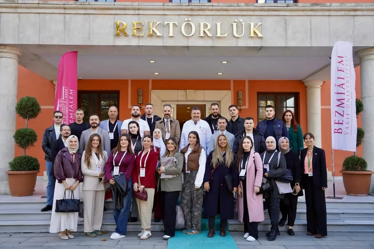 Bezmialem'de Uluslararası Öğrenci Buluşması: Karadağlı Öğrenciler Vakıf Kültürünü Keşfetti Bezmialem'de Uluslararası Öğrenci Buluşması: Karadağlı Öğrenciler Vakıf Kültürünü Keşfetti