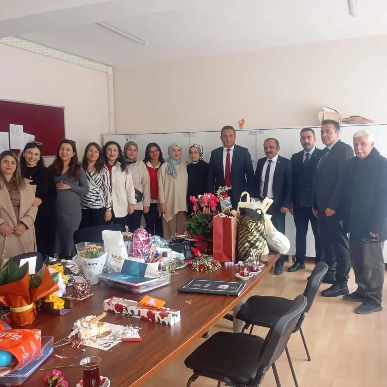 MHP Şereflikoçhisar İlçe Teşkilatından 24 Kasım Öğretmenler Günü Ziyareti MHP Şereflikoçhisar İlçe Teşkilatından 24 Kasım Öğretmenler Günü Ziyareti
