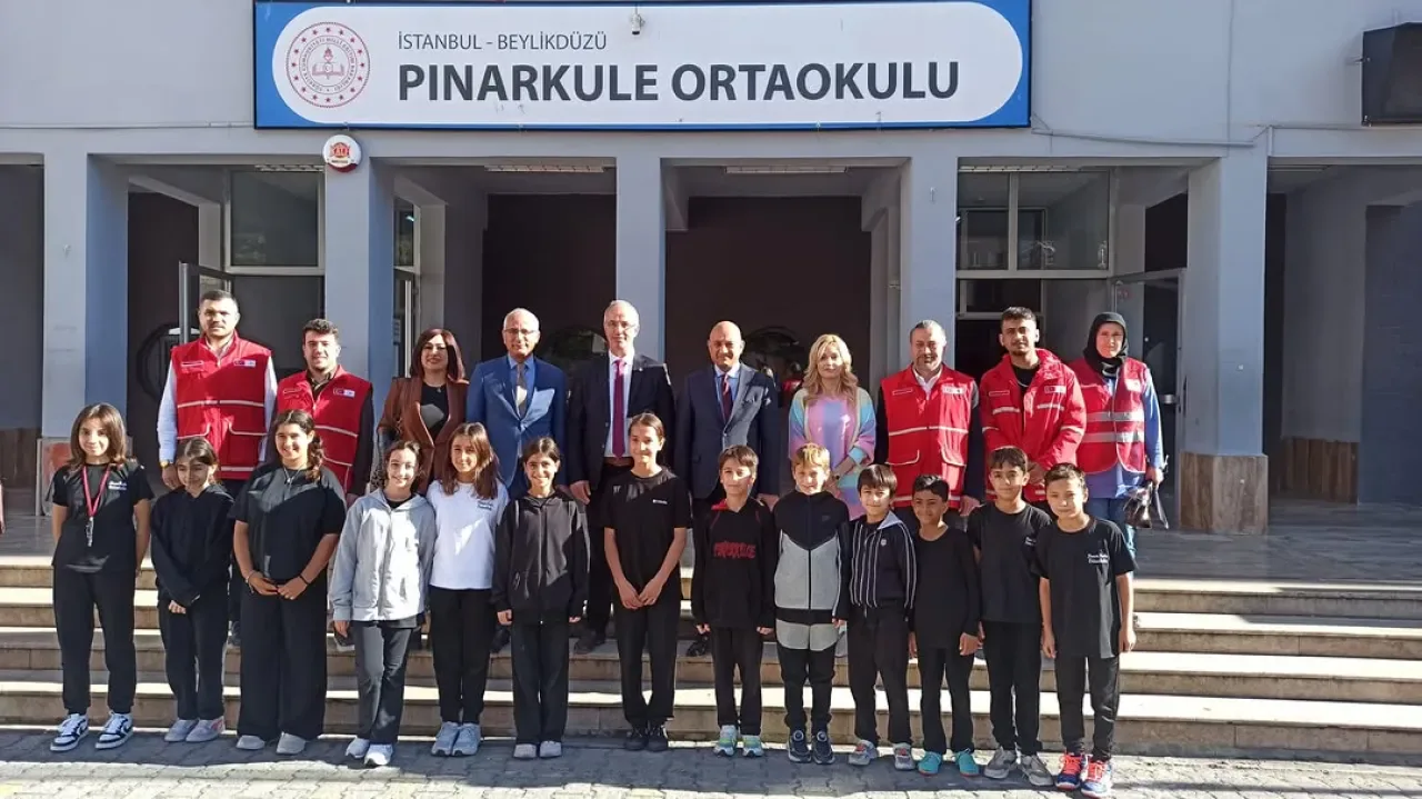 Beylikdüzü'nde Öğretmenler Günü Ziyareti: Pınarkule Ortaokulu'nun Öğretmenleri Kutlandı Beylikdüzü'nde Öğretmenler Günü Ziyareti: Pınarkule Ortaokulu'nun Öğretmenleri Kutlandı