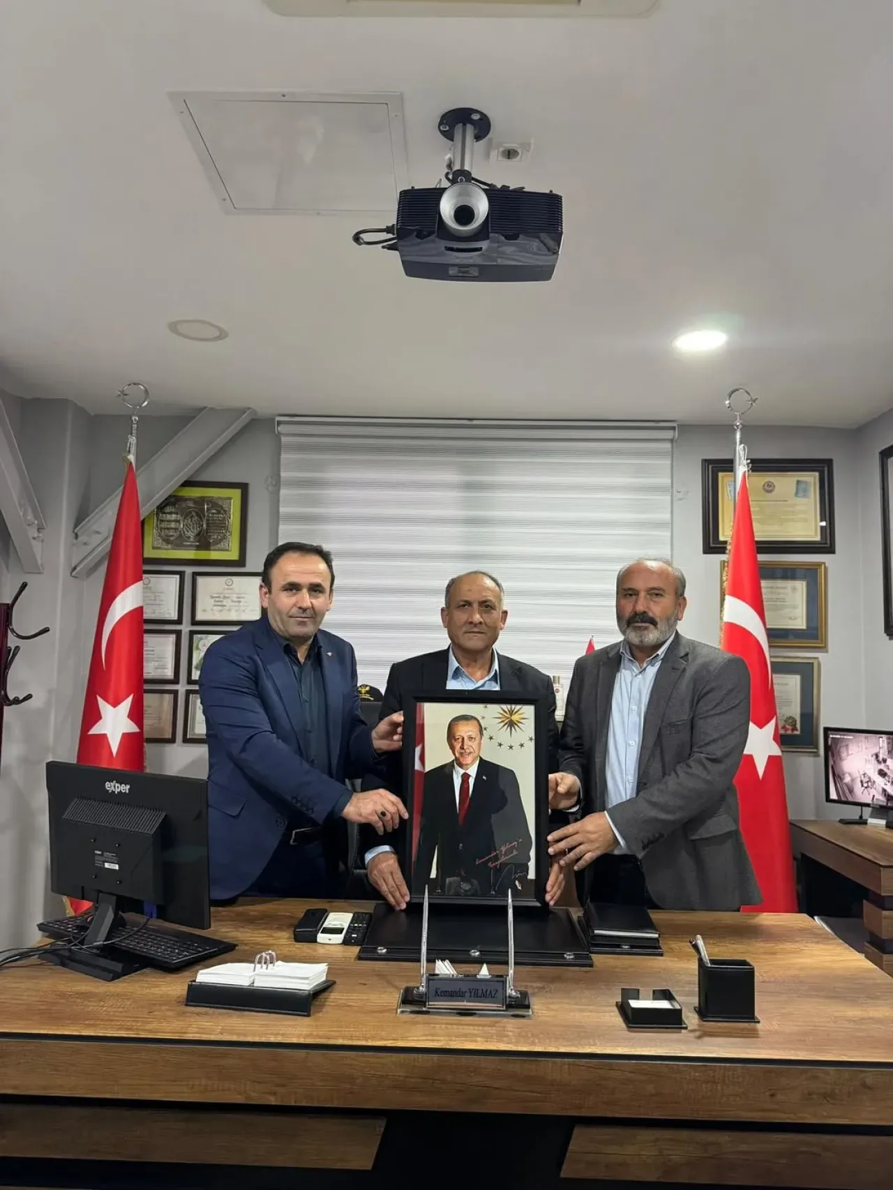 AK Parti Ümraniye İlçe Yöneticilerinden Muhtara Cumhurbaşkanlığı Ziyareti AK Parti Ümraniye İlçe Yöneticilerinden Muhtara Cumhurbaşkanlığı Ziyareti